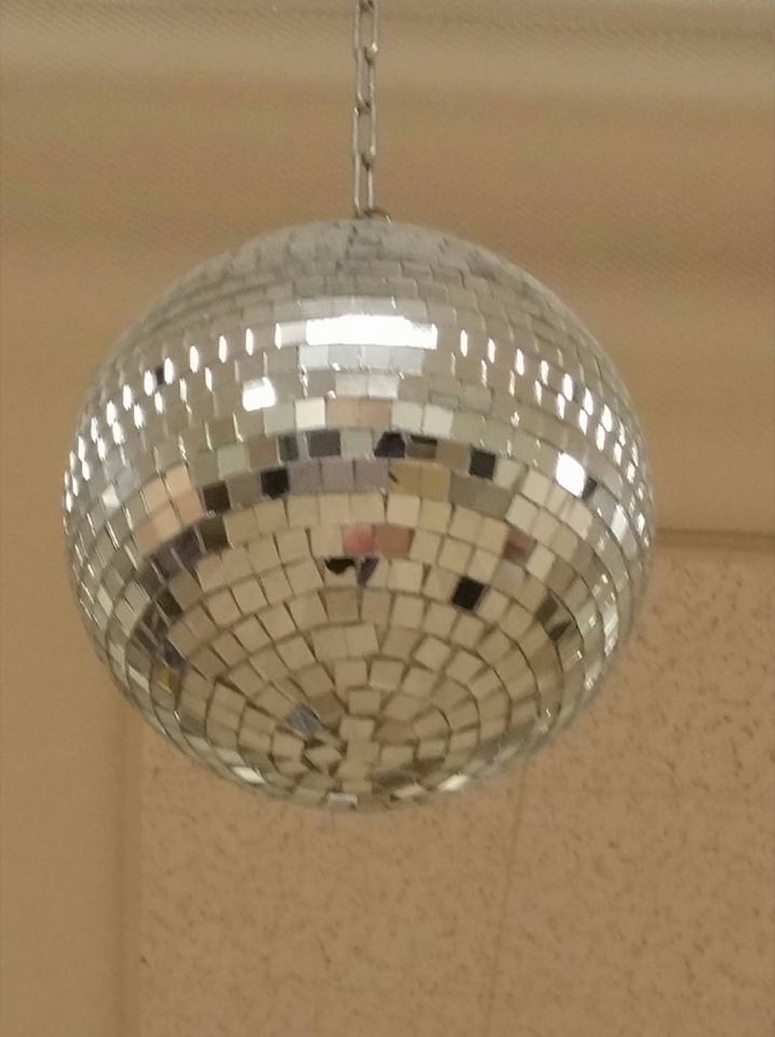 Boule à facettes scintillante dans une salle sombre
